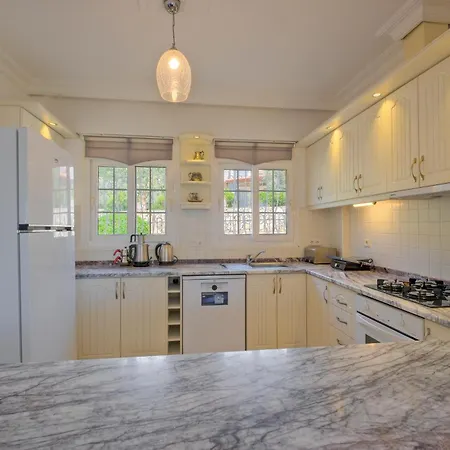 ヴィラ Karandjo フェティエ